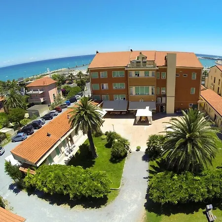 מלון Casa Marina לואנו